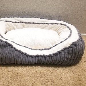 Dog bed soft grey and white (medium)